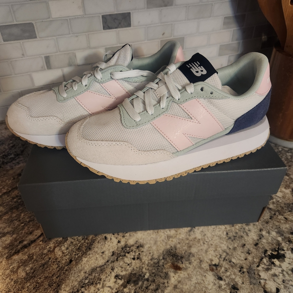 New Balance Women's Sneakers - Light Pink and Navy